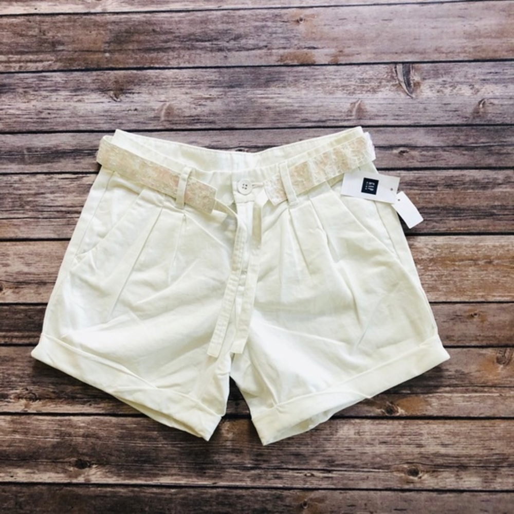 Girls white shorts w/sequence belt. Size 8